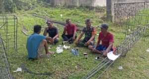 Tingkatkan Kewaspadaan, Babinsa Koramil 01/Sukajaya Ingatkan Pekerja KDKMP Soal Perubahan Cuaca