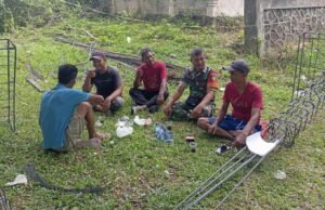 Tingkatkan Kewaspadaan, Babinsa Koramil 01/Sukajaya Ingatkan Pekerja KDKMP Soal Perubahan Cuaca