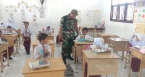 Babinsa Koramil 01/Sukajaya Pantau Pelaksanaan Program Makan Bergizi di SDN 20 Sabang
