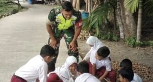 Perkuat Karakter Pelajar, Babinsa Sukakarya Lakukan Komsos dengan Siswa Sekolah Dasar
