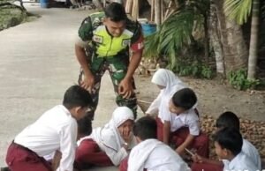 Perkuat Karakter Pelajar, Babinsa Sukakarya Lakukan Komsos dengan Siswa Sekolah Dasar