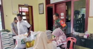 Babinsa Keuneukai Dampingi Penyaluran Bantuan Pangan kepada 65 Keluarga Penerima Manfaat