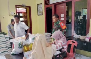 Babinsa Keuneukai Dampingi Penyaluran Bantuan Pangan kepada 65 Keluarga Penerima Manfaat
