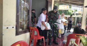 Dukung Kesejahteraan Masyarakat, Babinsa Koramil 02/Sukakarya Ikut Kawal Distribusi Bantuan Pangan