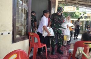 Dukung Kesejahteraan Masyarakat, Babinsa Koramil 02/Sukakarya Ikut Kawal Distribusi Bantuan Pangan