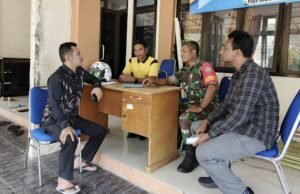 Tingkatkan Pembinaan Teritorial, Babinsa Gelar Komsos Bersama Perangkat Gampong Paya Seunara