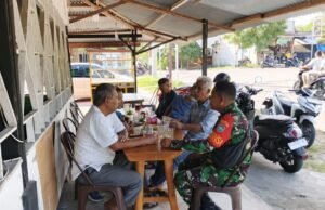 Komsos Santai di Warung Kopi, Babinsa Kuta Barat Serap Aspirasi Warga