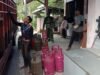 Babinsa Balohan Kawal Pasokan LPG 12 Kg Untuk Stabilkan Kebutuhan Warga