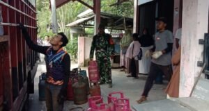 Babinsa Balohan Kawal Pasokan LPG 12 Kg Untuk Stabilkan Kebutuhan Warga