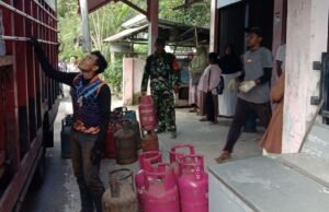 Babinsa Balohan Kawal Pasokan LPG 12 Kg Untuk Stabilkan Kebutuhan Warga