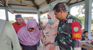 Wujud Kepedulian TNI, Babinsa Iboih Dampingi Pemeriksaan Kesehatan Lansia