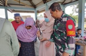 Wujud Kepedulian TNI, Babinsa Iboih Dampingi Pemeriksaan Kesehatan Lansia