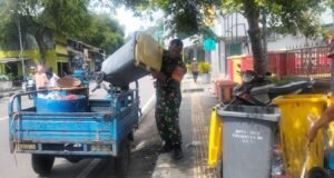 Dukung Lingkungan Sehat, Babinsa Kuta Timu Ikut Bantu Bersihkan Sampah