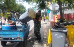 Dukung Lingkungan Sehat, Babinsa Kuta Timu Ikut Bantu Bersihkan Sampah