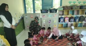 Babinsa Krueng Raya Dampingi Program Makan Bergizi untuk Cegah Stunting di TK Negeri 8