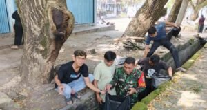 Wujud Kebersamaan, Babinsa dan Warga Kuta Barat Kompak Bersihkan Parit Jalan Desa