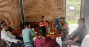 Lewat Komsos, Babinsa Batee Shoek Himbau Warga Jaga Kekompakan dan Keamanan Lingkungan