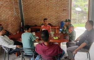 Lewat Komsos, Babinsa Batee Shoek Himbau Warga Jaga Kekompakan dan Keamanan Lingkungan