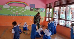 Babinsa Keuneukai Ajak Anak-anak TK Giat Belajar dan Hidup Sehat Sejak Dini