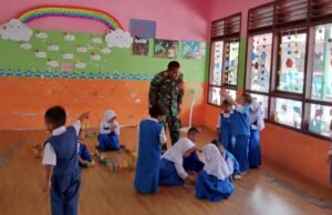 Babinsa Keuneukai Ajak Anak-anak TK Giat Belajar dan Hidup Sehat Sejak Dini
