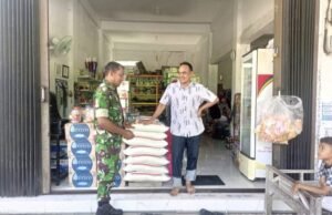 Babinsa Gampong Paya Cek Harga Sembako, Jaga Stabilitas Kebutuhan Warga