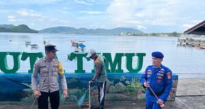 Satreskrim dan Satpolairud Polres Sabang Bersama Pokdarwis Kuta Timu Gelar Bakti Sosial di Pantai Kuta Timu