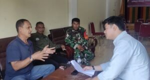 Babinsa Koramil 01/Sukajaya Laksanakan Komsos, Perkuat Sinergi dengan Aparatur Gampong Balohan Jelang Nataru