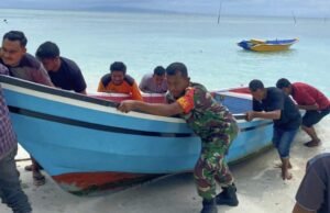 Babinsa Koramil 01/Sukajaya Gotong Royong Bantu Nelayan Rawat Perahu di Gampong Paya