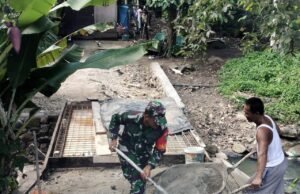 Babinsa Koramil 02/Sukakarya Bantu Warga Binaan Bangun Jembatan Akses Rumah