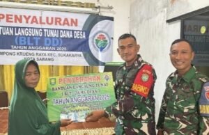 Babinsa Koramil 02/Sukakarya Dampingi Penyaluran BLT Dana Desa di Gampong Krueng Raya