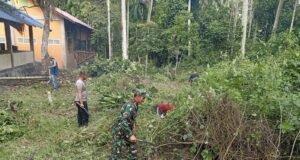 Pererat Kebersamaan, Babinsa Koramil 02/Sukakarya Gotong Royong Bersama Warga