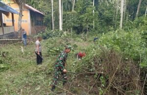 Pererat Kebersamaan, Babinsa Koramil 02/Sukakarya Gotong Royong Bersama Warga