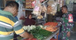 Jaga Daya Beli Masyarakat, Babinsa Koramil 01/Sukajaya Pantau Harga Sembako di Wilayah Binaan