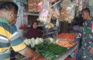 Jaga Daya Beli Masyarakat, Babinsa Koramil 01/Sukajaya Pantau Harga Sembako di Wilayah Binaan