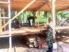 Babinsa Koramil 01/Sukajaya Gotong Royong Bersama Warga Dirikan TPA di Gampong Paya