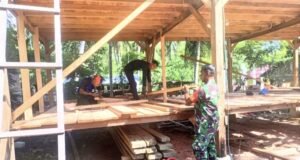 Babinsa Koramil 01/Sukajaya Gotong Royong Bersama Warga Dirikan TPA di Gampong Paya