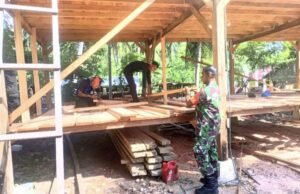 Babinsa Koramil 01/Sukajaya Gotong Royong Bersama Warga Dirikan TPA di Gampong Paya