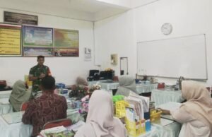 Tingkatkan Keselamatan Sekolah, Babinsa Koramil 02/Sukakarya Edukasi Guru tentang Kewaspadaan Cuaca Ekstrem