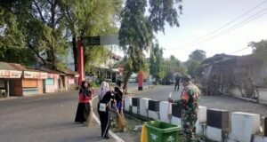 Babinsa Koramil 02/Sukakarya Bersama Warga Bersihkan Lingkungan Gampong Kuta Timu