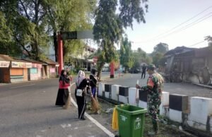 Babinsa Koramil 02/Sukakarya Bersama Warga Bersihkan Lingkungan Gampong Kuta Timu