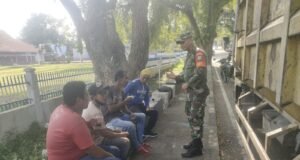 Lewat Komunikasi Sosial, Babinsa Kuta Ateuh Dorong Kesadaran Warga Jaga Kebersihan Kota