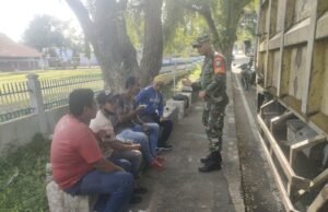 Lewat Komunikasi Sosial, Babinsa Kuta Ateuh Dorong Kesadaran Warga Jaga Kebersihan Kota