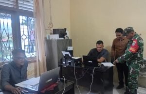 Babinsa Batee Shoek Lakukan Pendataan Penduduk, Perkuat Pembinaan Wilayah