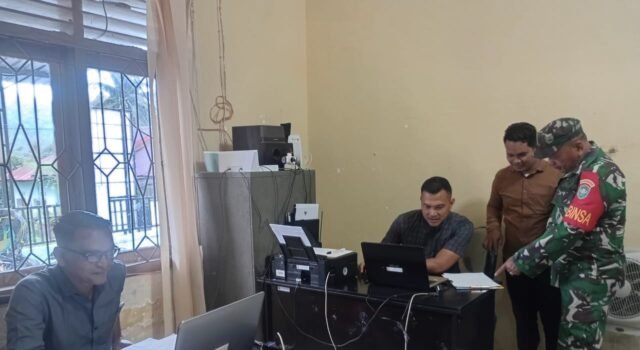 Babinsa Batee Shoek Lakukan Pendataan Penduduk, Perkuat Pembinaan Wilayah