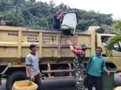 Peduli Lingkungan, Babinsa Krueng Raya Bantu Petugas Kebersihan