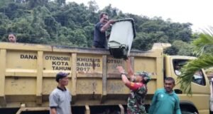 Peduli Lingkungan, Babinsa Krueng Raya Bantu Petugas Kebersihan