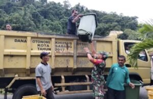 Peduli Lingkungan, Babinsa Krueng Raya Bantu Petugas Kebersihan