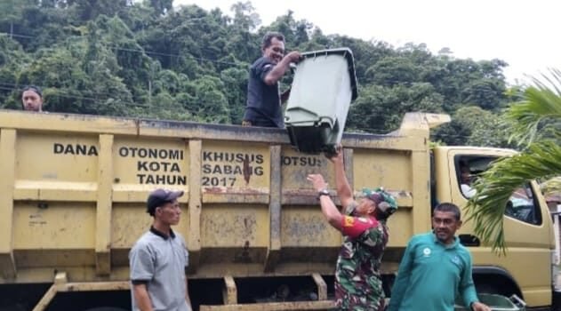 Peduli Lingkungan, Babinsa Krueng Raya Bantu Petugas Kebersihan