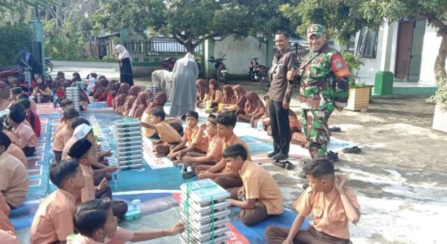 Dukung Program Pemerintah, Babinsa Monitoring Pendistribusian MBG Sekolah di Wilayah Binaan