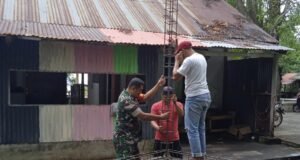 Tak Sekadar Mengawal Wilayah, Babinsa Bantu Warga Bangun Dapur Rumah